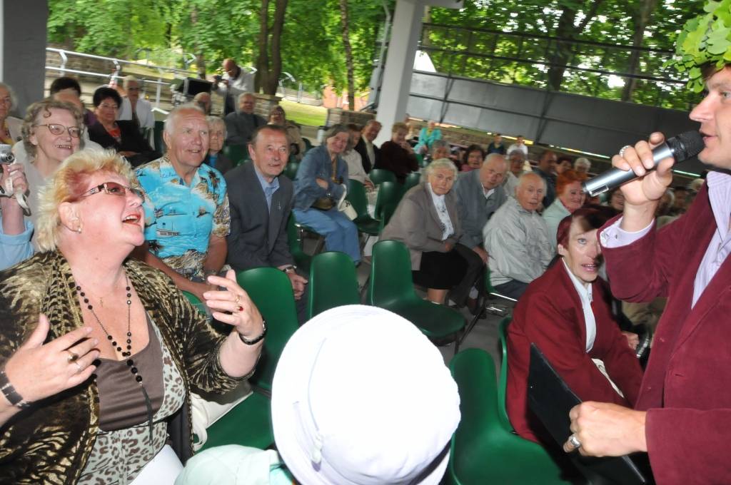 Piektdien, 15. jūnijā, Liepājas koncertestrādē "Pūt, vējiņi!" notika gadskartējie Kurzemes zonas pensionāru Jāņu ielīgošanas svētki.
Autors: ReKurZeme, portāls