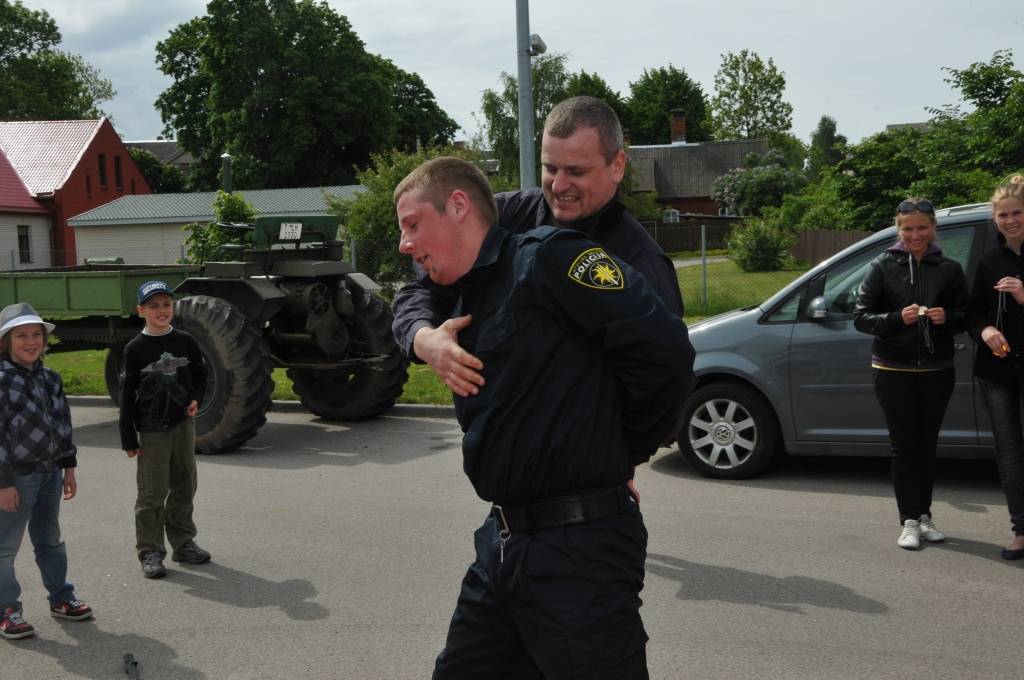 Piektdien, 1. jūnijā - Starptautiskajā bērnu tiesību aizsardzības dienā - pirmo reizi Valsts policijas Kurzemes reģiona pārvalde sarīkoja Atvērto durvju dienu visai ģimenei. Interesenti varēja doties ekskursijā pa policijas ēku, pagalmā...
Autors: Ilze Vainovska