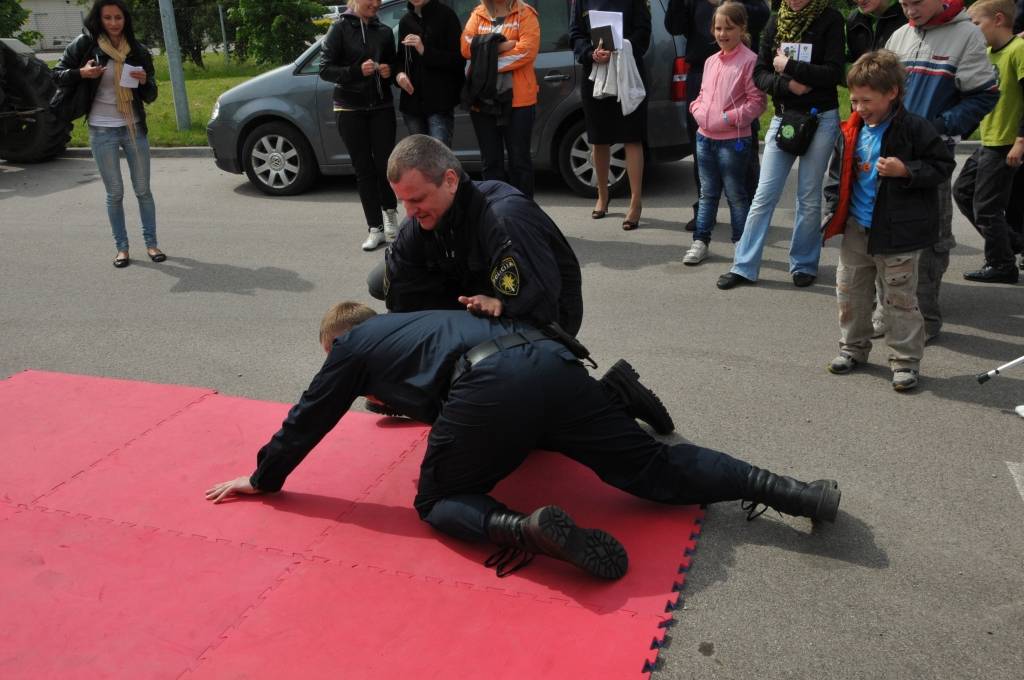 Piektdien, 1. jūnijā - Starptautiskajā bērnu tiesību aizsardzības dienā - pirmo reizi Valsts policijas Kurzemes reģiona pārvalde sarīkoja Atvērto durvju dienu visai ģimenei. Interesenti varēja doties ekskursijā pa policijas ēku, pagalmā...
Autors: Ilze Vainovska