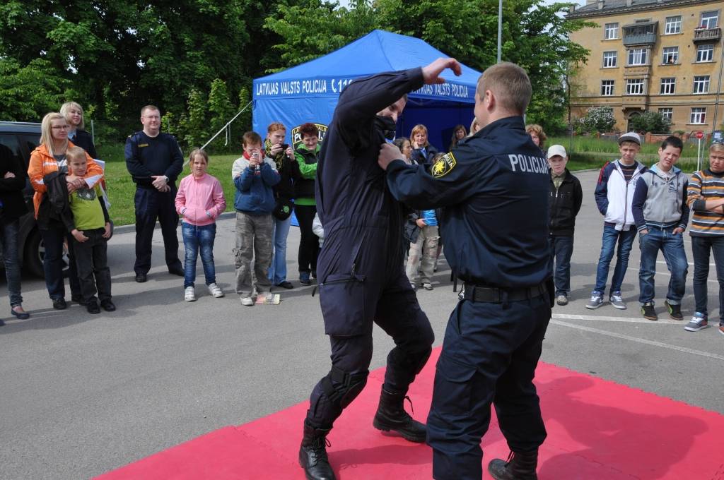 Piektdien, 1. jūnijā - Starptautiskajā bērnu tiesību aizsardzības dienā - pirmo reizi Valsts policijas Kurzemes reģiona pārvalde sarīkoja Atvērto durvju dienu visai ģimenei. Interesenti varēja doties ekskursijā pa policijas ēku, pagalmā...
Autors: Ilze Vainovska