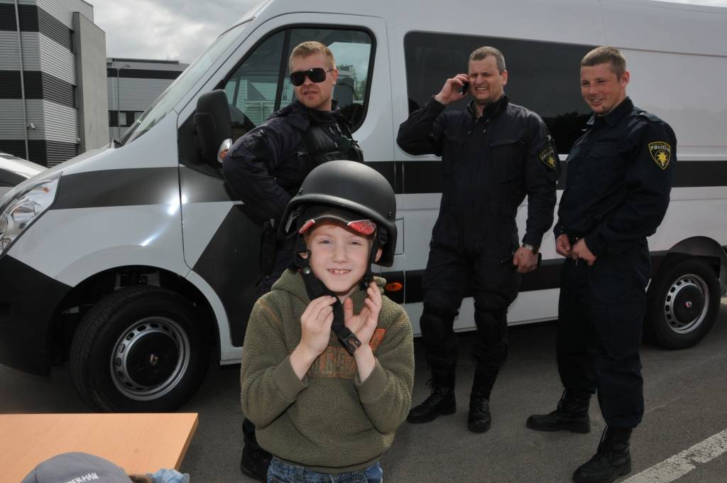 Piektdien, 1. jūnijā - Starptautiskajā bērnu tiesību aizsardzības dienā - pirmo reizi Valsts policijas Kurzemes reģiona pārvalde sarīkoja Atvērto durvju dienu visai ģimenei. Interesenti varēja doties ekskursijā pa policijas ēku, pagalmā...
Autors: Ilze Vainovska