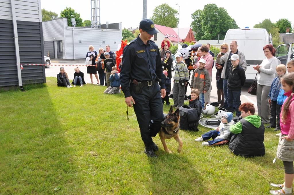 Piektdien, 1. jūnijā - Starptautiskajā bērnu tiesību aizsardzības dienā - pirmo reizi Valsts policijas Kurzemes reģiona pārvalde sarīkoja Atvērto durvju dienu visai ģimenei. Interesenti varēja doties ekskursijā pa policijas ēku, pagalmā...
Autors: Ilze Vainovska