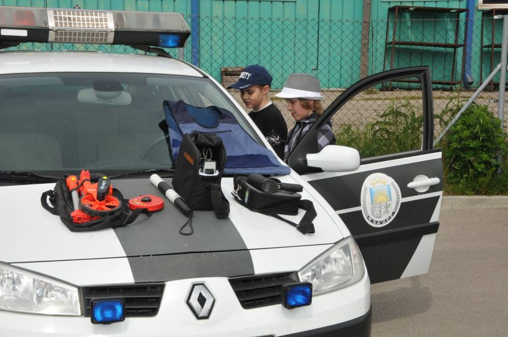 Piektdien, 1. jūnijā - Starptautiskajā bērnu tiesību aizsardzības dienā - pirmo reizi Valsts policijas Kurzemes reģiona pārvalde sarīkoja Atvērto durvju dienu visai ģimenei. Interesenti varēja doties ekskursijā pa policijas ēku, pagalmā...
Autors: Ilze Vainovska