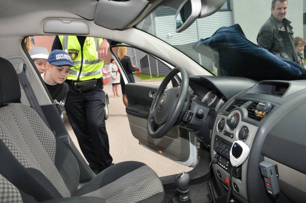 Piektdien, 1. jūnijā - Starptautiskajā bērnu tiesību aizsardzības dienā - pirmo reizi Valsts policijas Kurzemes reģiona pārvalde sarīkoja Atvērto durvju dienu visai ģimenei. Interesenti varēja doties ekskursijā pa policijas ēku, pagalmā...
Autors: Ilze Vainovska
