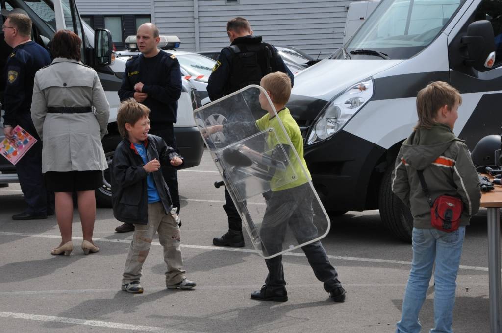Piektdien, 1. jūnijā - Starptautiskajā bērnu tiesību aizsardzības dienā - pirmo reizi Valsts policijas Kurzemes reģiona pārvalde sarīkoja Atvērto durvju dienu visai ģimenei. Interesenti varēja doties ekskursijā pa policijas ēku, pagalmā...
Autors: Ilze Vainovska
