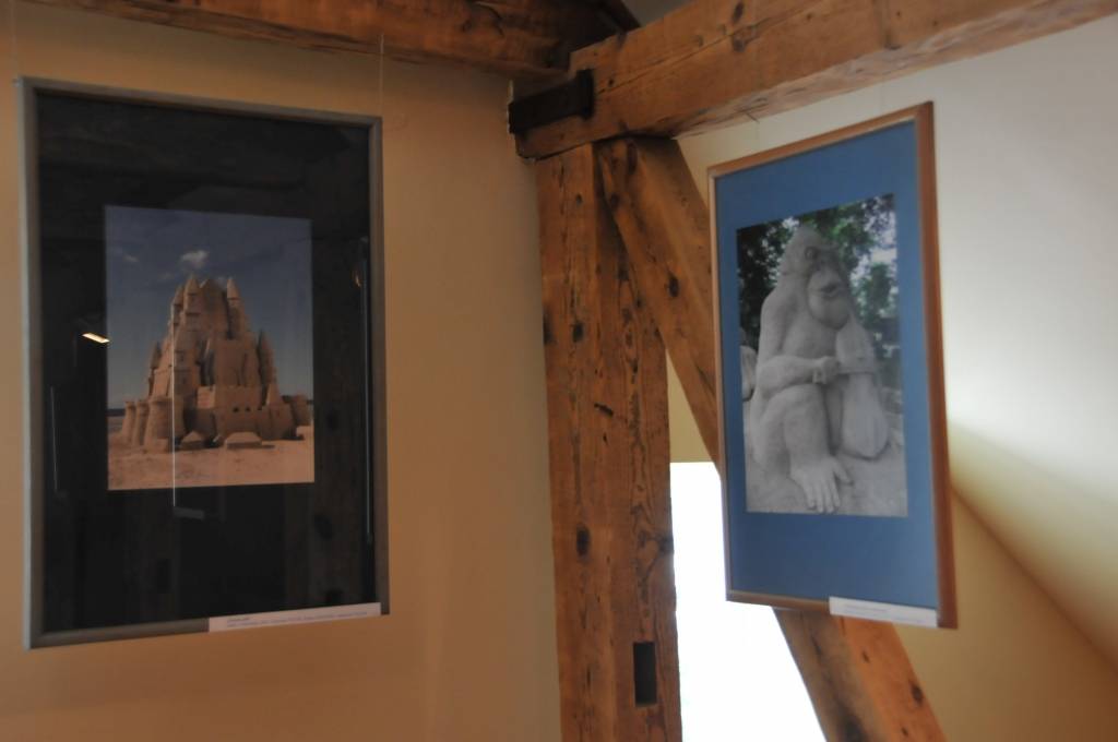 Pāvilostas novadpētniecības muzejā apskatāma Zigmunda Viļņa izstāde "Fragmenti". Izstādē apskatāmas fotogrāfijas, kurās redzamas mākslinieka veidotās smilšu, ledus un uguns skulptūras.
Autors: ReKurZeme, portāls