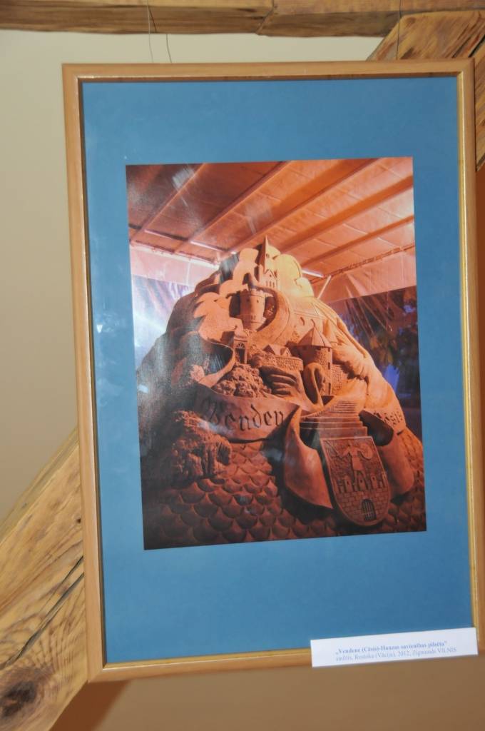 Pāvilostas novadpētniecības muzejā apskatāma Zigmunda Viļņa izstāde "Fragmenti". Izstādē apskatāmas fotogrāfijas, kurās redzamas mākslinieka veidotās smilšu, ledus un uguns skulptūras.
Autors: ReKurZeme, portāls