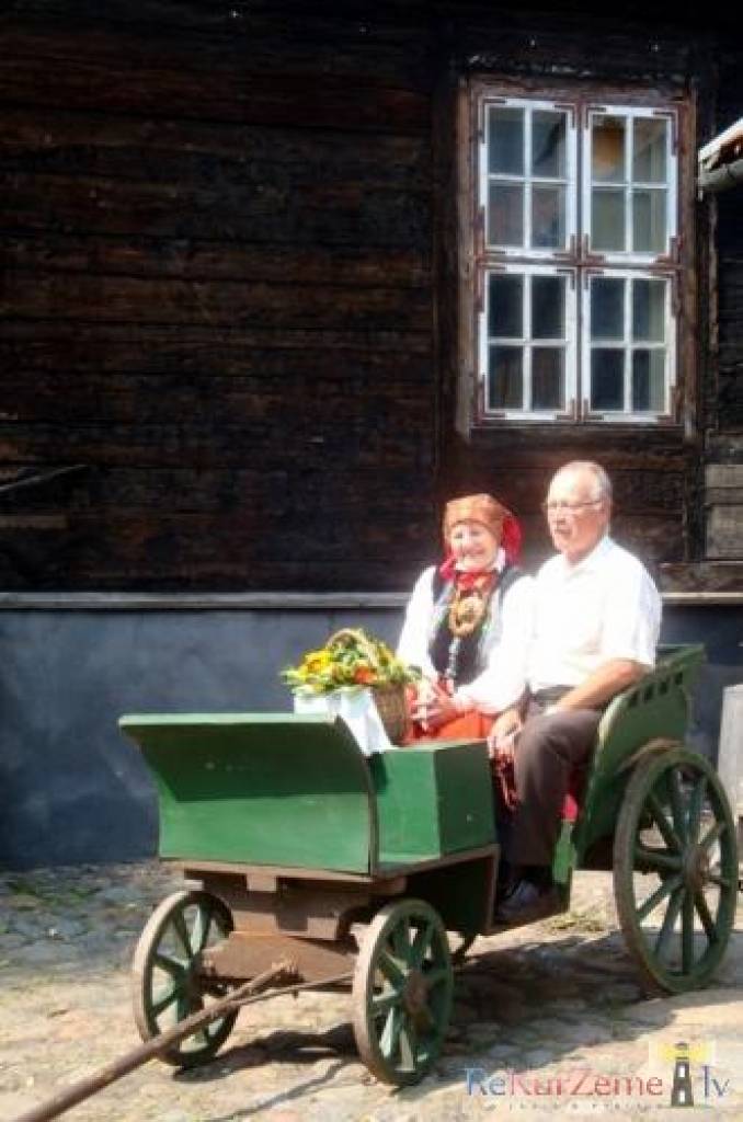 Svētdiena "Namīnā" mūs sagaidīja ar spilgu sauli, ar nelielu, bet atspirdzinošu vēju un viesmīlīgo saimnieču rosīšanos. Bijām gaidīti un visi jutāmies  kā kāzu dienas viesi.

Skanēja dziesmas, dziedāja, sadziedājās, dancoja, kāpostu zupu...
Autors: ReKurZeme, portāls
