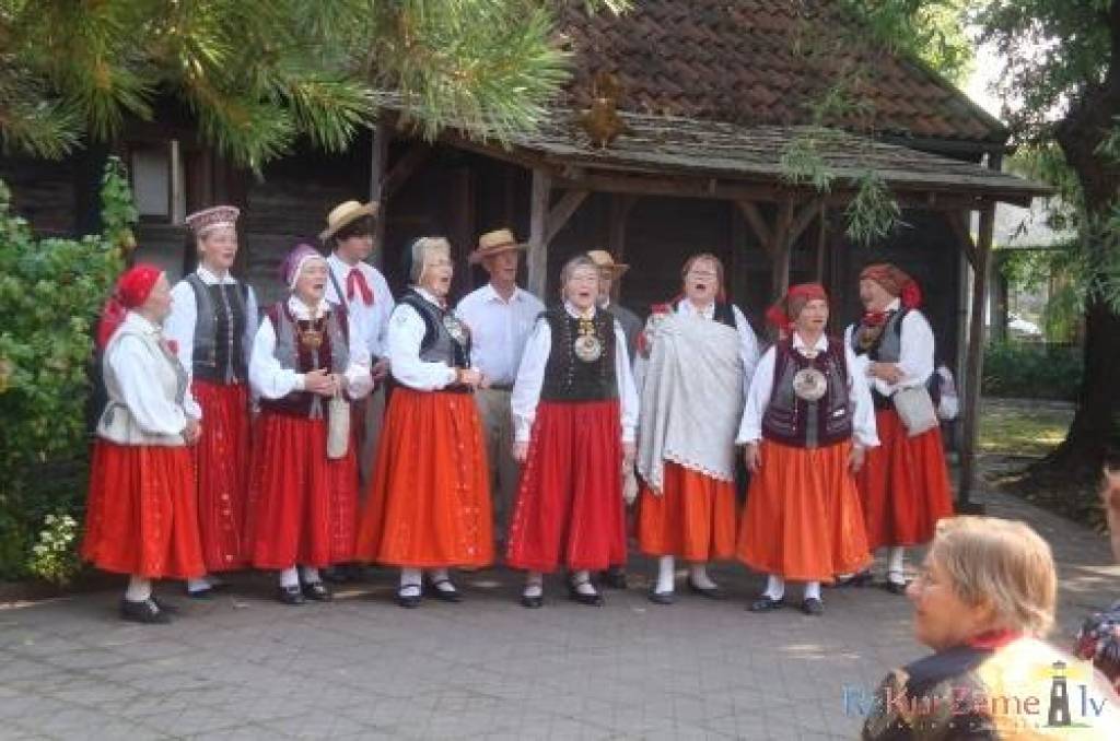 Svētdiena "Namīnā" mūs sagaidīja ar spilgu sauli, ar nelielu, bet atspirdzinošu vēju un viesmīlīgo saimnieču rosīšanos. Bijām gaidīti un visi jutāmies  kā kāzu dienas viesi.

Skanēja dziesmas, dziedāja, sadziedājās, dancoja, kāpostu zupu...
Autors: ReKurZeme, portāls