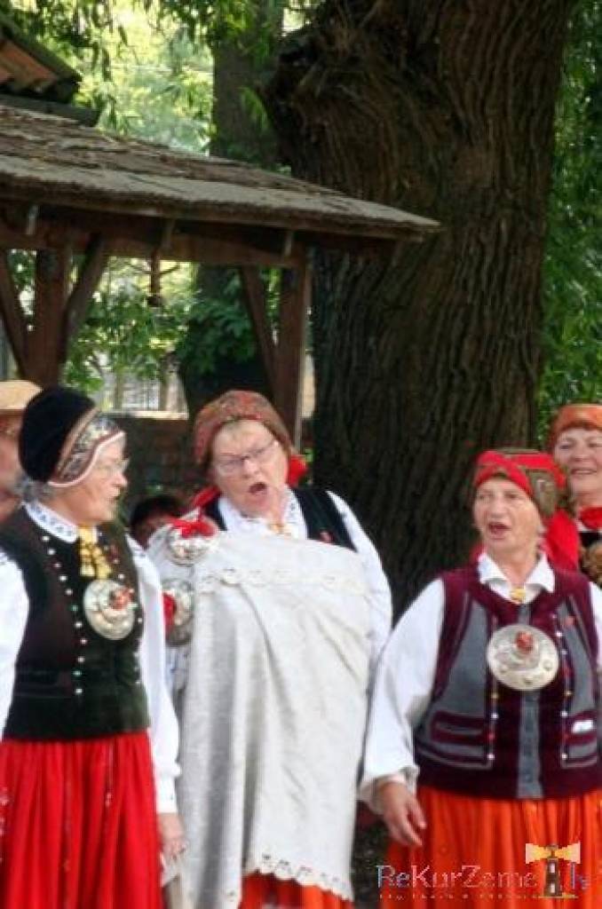 Svētdiena "Namīnā" mūs sagaidīja ar spilgu sauli, ar nelielu, bet atspirdzinošu vēju un viesmīlīgo saimnieču rosīšanos. Bijām gaidīti un visi jutāmies  kā kāzu dienas viesi.

Skanēja dziesmas, dziedāja, sadziedājās, dancoja, kāpostu zupu...
Autors: ReKurZeme, portāls