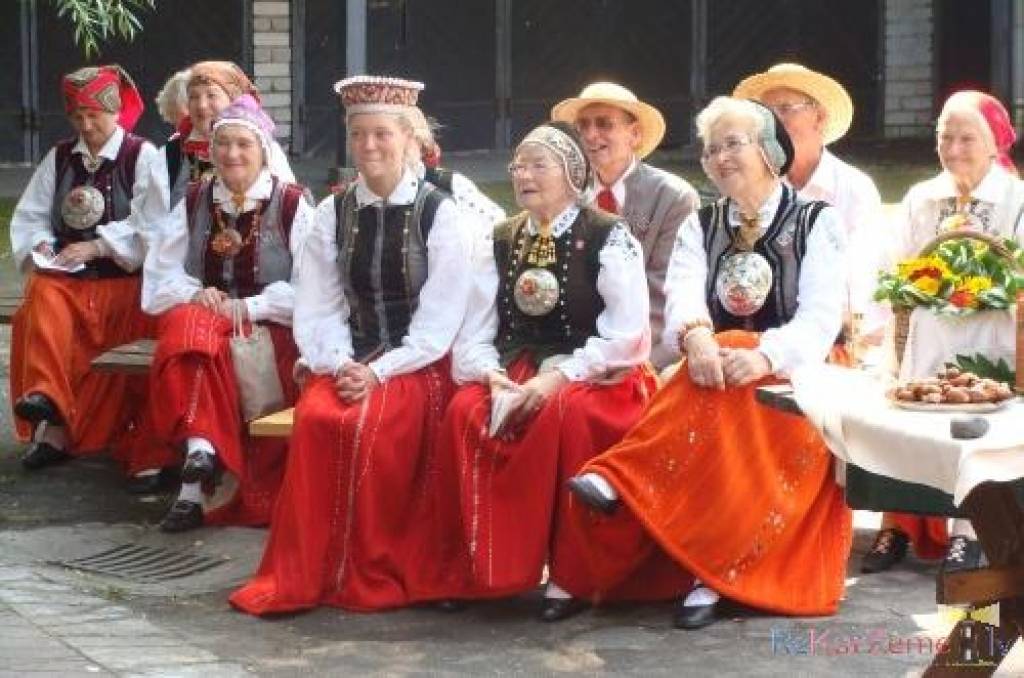 Svētdiena "Namīnā" mūs sagaidīja ar spilgu sauli, ar nelielu, bet atspirdzinošu vēju un viesmīlīgo saimnieču rosīšanos. Bijām gaidīti un visi jutāmies  kā kāzu dienas viesi.

Skanēja dziesmas, dziedāja, sadziedājās, dancoja, kāpostu zupu...
Autors: ReKurZeme, portāls