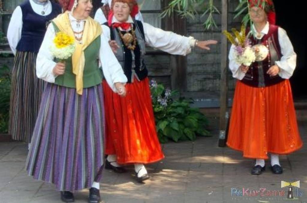 Svētdiena "Namīnā" mūs sagaidīja ar spilgu sauli, ar nelielu, bet atspirdzinošu vēju un viesmīlīgo saimnieču rosīšanos. Bijām gaidīti un visi jutāmies  kā kāzu dienas viesi.

Skanēja dziesmas, dziedāja, sadziedājās, dancoja, kāpostu zupu...
Autors: ReKurZeme, portāls