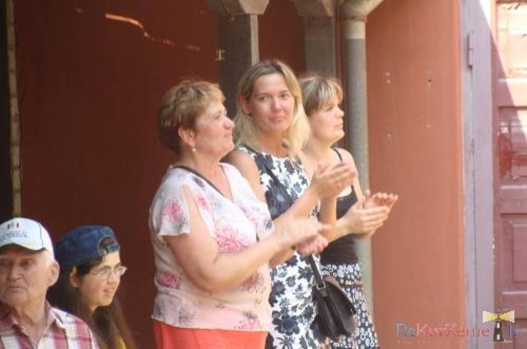 Svētdiena "Namīnā" mūs sagaidīja ar spilgu sauli, ar nelielu, bet atspirdzinošu vēju un viesmīlīgo saimnieču rosīšanos. Bijām gaidīti un visi jutāmies  kā kāzu dienas viesi.

Skanēja dziesmas, dziedāja, sadziedājās, dancoja, kāpostu zupu...
Autors: ReKurZeme, portāls