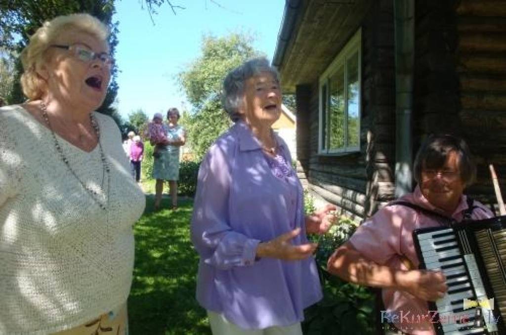 Nīcas etnogrāfijas kolektīva dalībniekiem šovasar jaukas un nozīmīgas jubilejas. Jūlija pēdējā trešdienā, gatavojoties svētdienas pasākumam Liepājā, paspējām godināt, dziedāt, teikt labus vārdus un vēlēt daudz baltu dieniņu un labu...
Autors: ReKurZeme, portāls