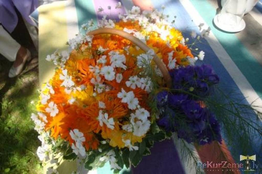 Nīcas etnogrāfijas kolektīva dalībniekiem šovasar jaukas un nozīmīgas jubilejas. Jūlija pēdējā trešdienā, gatavojoties svētdienas pasākumam Liepājā, paspējām godināt, dziedāt, teikt labus vārdus un vēlēt daudz baltu dieniņu un labu...
Autors: ReKurZeme, portāls