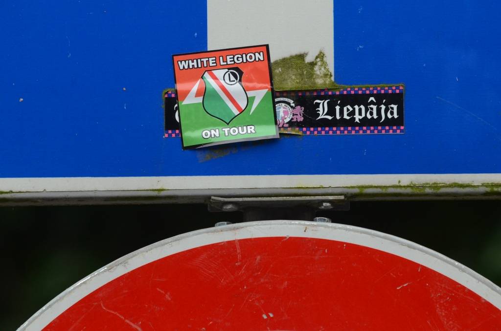 Trešdien, gaidot UEFA Eiropas līgas otrās kvalifikācijas kārtas pirmo spēli ar Varšavas "Legia", ap stadionu "Daugava" jau bija uzlikts papildus žogs, norobežota bija arī stadiona mazā tribīne, kur atradīsies poļu fani. "Legia" fani aiz...
Autors: Uldis Dobelis