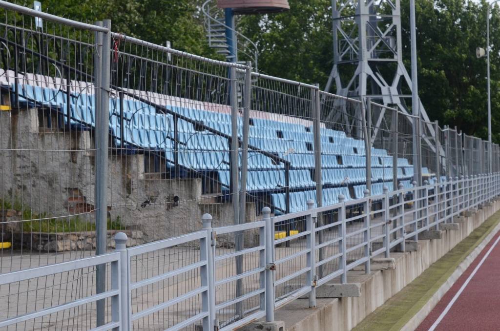 Trešdien, gaidot UEFA Eiropas līgas otrās kvalifikācijas kārtas pirmo spēli ar Varšavas "Legia", ap stadionu "Daugava" jau bija uzlikts papildus žogs, norobežota bija arī stadiona mazā tribīne, kur atradīsies poļu fani. "Legia" fani aiz...
Autors: Uldis Dobelis
