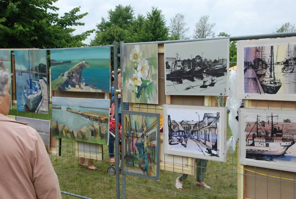 Liepājā noslēdzies plenērs "Liepājas marīna", kurā piedalījās autori no Latvijas, Lietuvas, Ukrainas, Baltkrievijas un Francijas.
14. jūlijā Kūrmājas prospekta galā ikviens varēja aplūkot plenēristu veikumu nedēļas laikā.
Autors: ReKurZeme, portāls