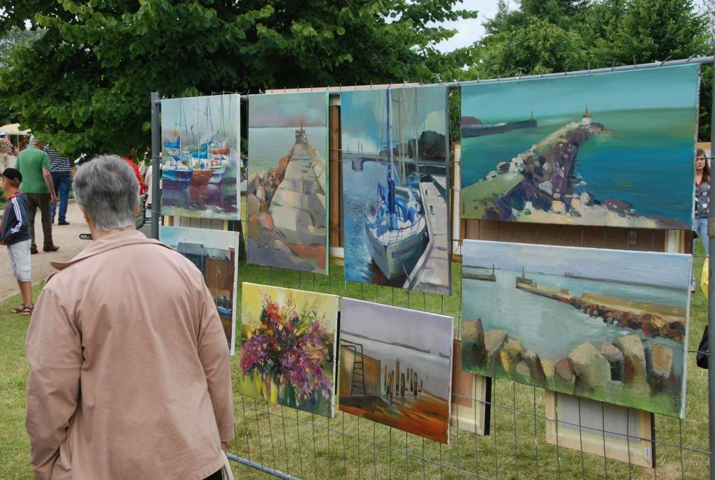 Liepājā noslēdzies plenērs "Liepājas marīna", kurā piedalījās autori no Latvijas, Lietuvas, Ukrainas, Baltkrievijas un Francijas.
14. jūlijā Kūrmājas prospekta galā ikviens varēja aplūkot plenēristu veikumu nedēļas laikā.
Autors: ReKurZeme, portāls