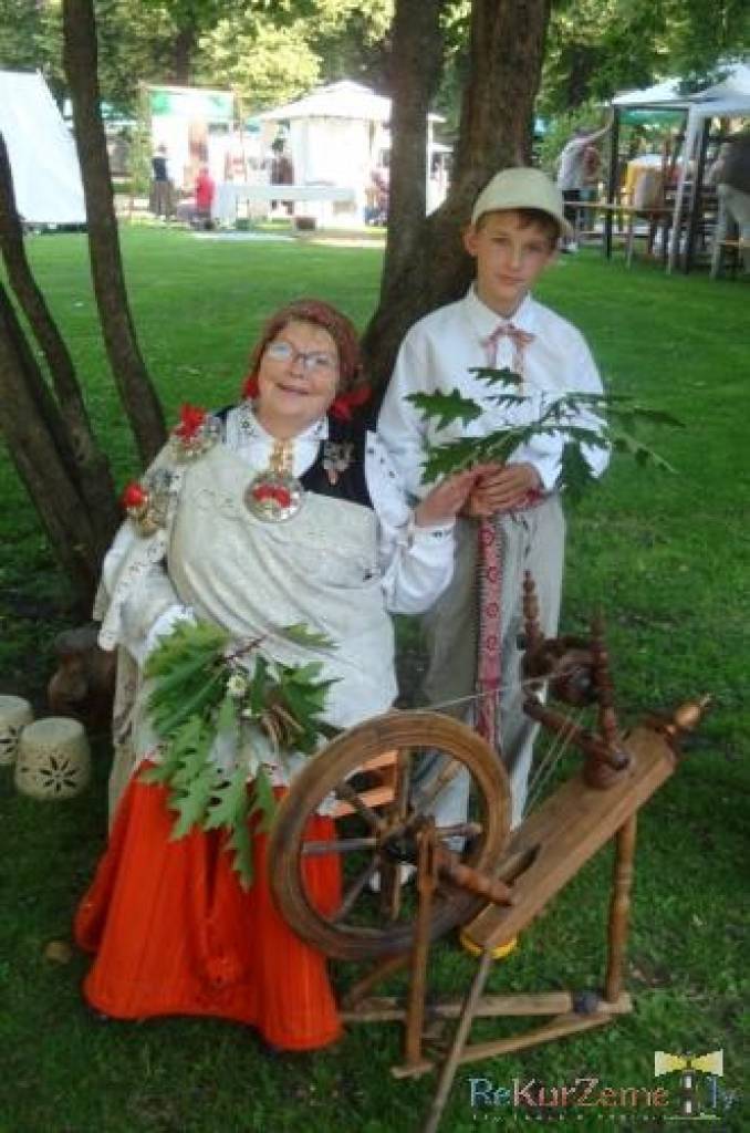 Nīcenieki tā domāja - bez maizītes neiztikt, lai tie gāja kur iedami - sav maizīti un, protams, -arī dziesmu līdzi jēma...
Starptautiskajā folkloras festivālā "Baltica 2012" Nīcas etnogrāfiskais ansamblis Mirdzas Pabērzas vadībā pavadīja...
Autors: ReKurZeme, portāls