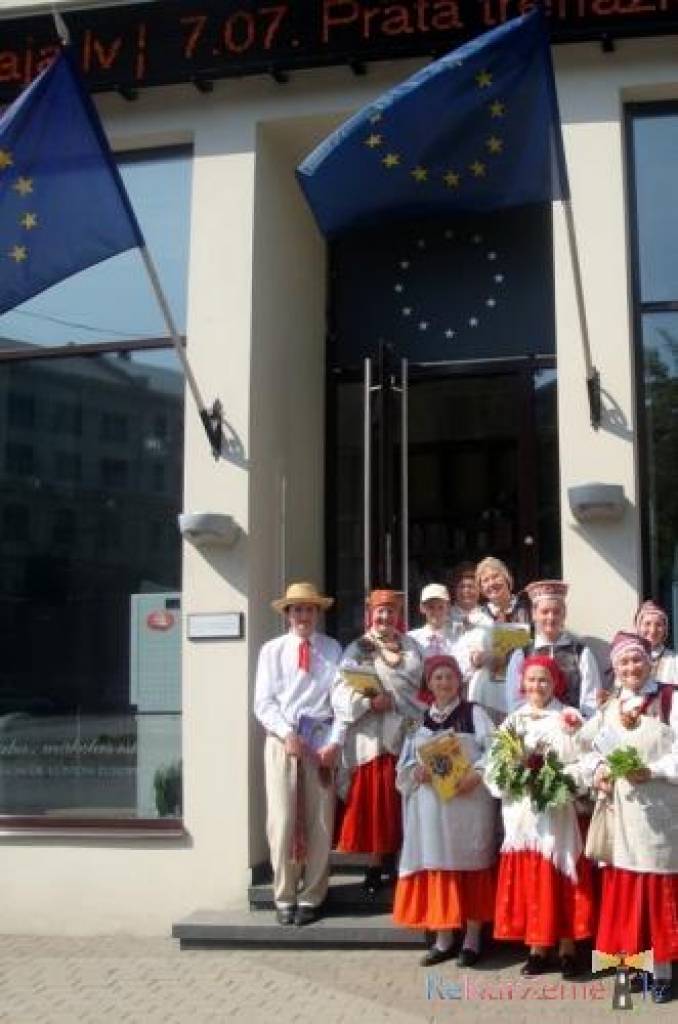 Nīcenieki tā domāja - bez maizītes neiztikt, lai tie gāja kur iedami - sav maizīti un, protams, -arī dziesmu līdzi jēma...
Starptautiskajā folkloras festivālā "Baltica 2012" Nīcas etnogrāfiskais ansamblis Mirdzas Pabērzas vadībā pavadīja...
Autors: ReKurZeme, portāls