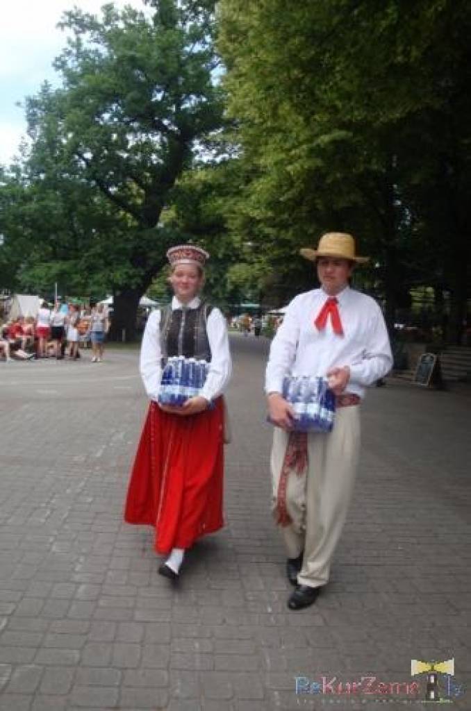 Nīcenieki tā domāja - bez maizītes neiztikt, lai tie gāja kur iedami - sav maizīti un, protams, -arī dziesmu līdzi jēma...
Starptautiskajā folkloras festivālā "Baltica 2012" Nīcas etnogrāfiskais ansamblis Mirdzas Pabērzas vadībā pavadīja...
Autors: ReKurZeme, portāls
