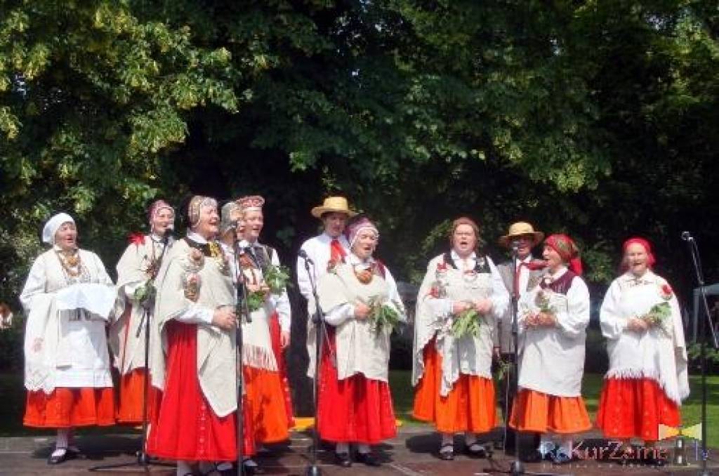 Nīcenieki tā domāja - bez maizītes neiztikt, lai tie gāja kur iedami - sav maizīti un, protams, -arī dziesmu līdzi jēma...
Starptautiskajā folkloras festivālā "Baltica 2012" Nīcas etnogrāfiskais ansamblis Mirdzas Pabērzas vadībā pavadīja...
Autors: ReKurZeme, portāls