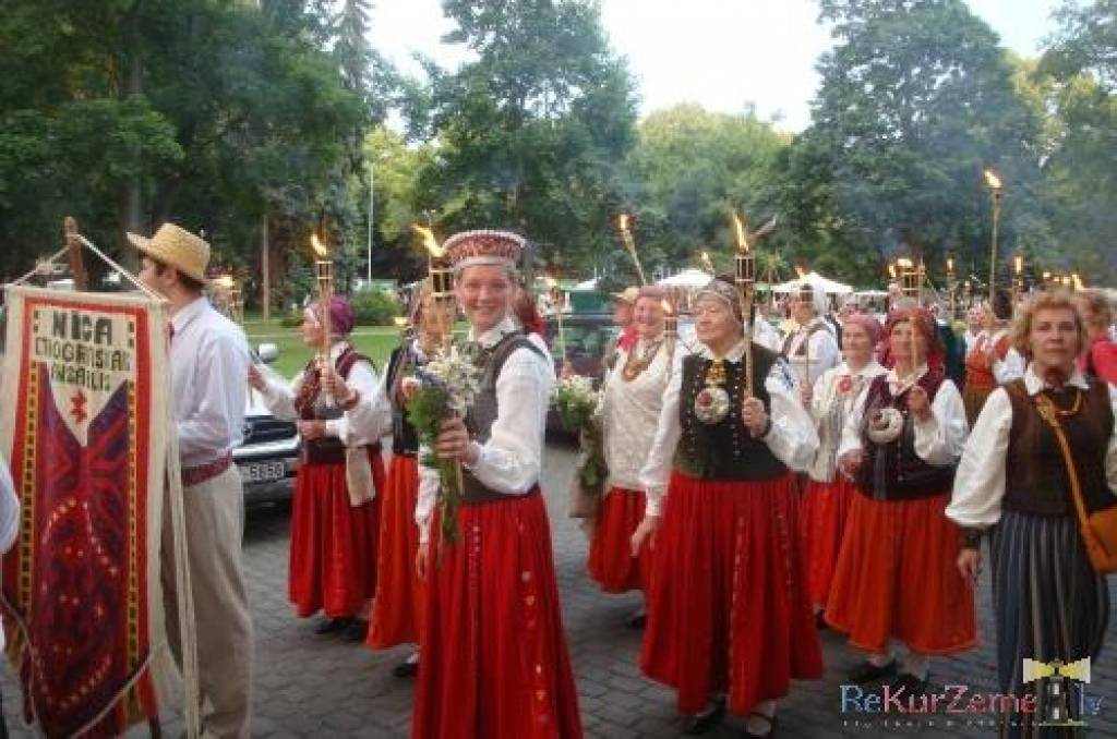 Nīcenieki tā domāja - bez maizītes neiztikt, lai tie gāja kur iedami - sav maizīti un, protams, -arī dziesmu līdzi jēma...
Starptautiskajā folkloras festivālā "Baltica 2012" Nīcas etnogrāfiskais ansamblis Mirdzas Pabērzas vadībā pavadīja...
Autors: ReKurZeme, portāls
