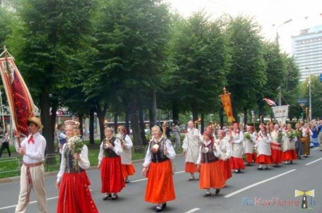 Nīcenieki tā domāja - bez maizītes neiztikt, lai tie gāja kur iedami - sav maizīti un, protams, -arī dziesmu līdzi jēma...
Starptautiskajā folkloras festivālā "Baltica 2012" Nīcas etnogrāfiskais ansamblis Mirdzas Pabērzas vadībā pavadīja...
Autors: ReKurZeme, portāls