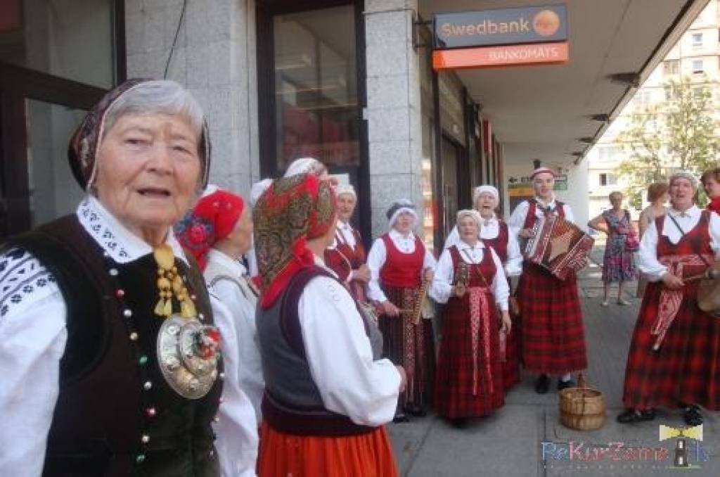 Nīcenieki tā domāja - bez maizītes neiztikt, lai tie gāja kur iedami - sav maizīti un, protams, -arī dziesmu līdzi jēma...
Starptautiskajā folkloras festivālā "Baltica 2012" Nīcas etnogrāfiskais ansamblis Mirdzas Pabērzas vadībā pavadīja...
Autors: ReKurZeme, portāls