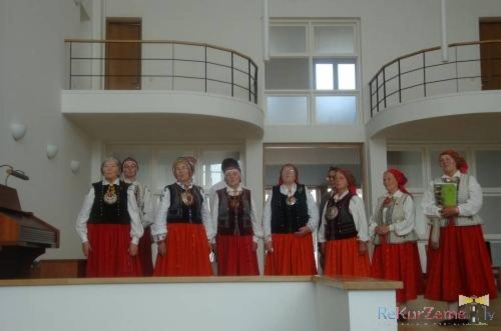 Nīcenieki tā domāja - bez maizītes neiztikt, lai tie gāja kur iedami - sav maizīti un, protams, -arī dziesmu līdzi jēma...
Starptautiskajā folkloras festivālā "Baltica 2012" Nīcas etnogrāfiskais ansamblis Mirdzas Pabērzas vadībā pavadīja...
Autors: ReKurZeme, portāls