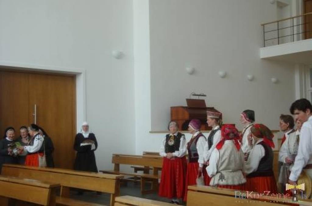 Nīcenieki tā domāja - bez maizītes neiztikt, lai tie gāja kur iedami - sav maizīti un, protams, -arī dziesmu līdzi jēma...
Starptautiskajā folkloras festivālā "Baltica 2012" Nīcas etnogrāfiskais ansamblis Mirdzas Pabērzas vadībā pavadīja...
Autors: ReKurZeme, portāls