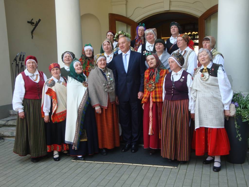 Nīcenieki tā domāja - bez maizītes neiztikt, lai tie gāja kur iedami - sav maizīti un, protams, -arī dziesmu līdzi jēma...
Starptautiskajā folkloras festivālā "Baltica 2012" Nīcas etnogrāfiskais ansamblis Mirdzas Pabērzas vadībā pavadīja...
Autors: ReKurZeme, portāls