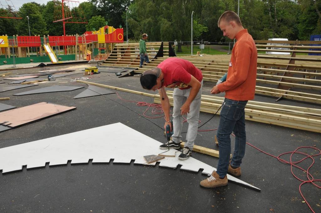 Liepājā finiša taisnē ievirzījušies darbi skeitparka laukuma atjaunošanā Jūrmalas parkā.

Sākusies rampu uzstādīšana, tās tiks nodrošinātas ar ventilācijas kanāliem, kā rezultātā tās skeitparkā varēs atrasties arī rudenī un ziemā. Plānots,...
Autors: ReKurZeme, portāls