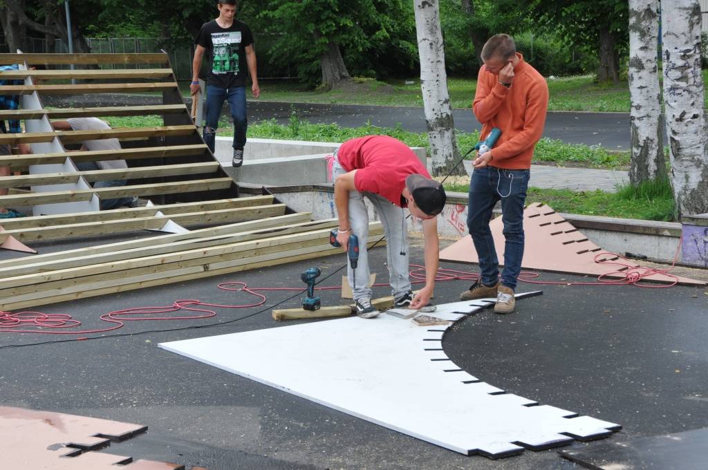 Liepājā finiša taisnē ievirzījušies darbi skeitparka laukuma atjaunošanā Jūrmalas parkā.

Sākusies rampu uzstādīšana, tās tiks nodrošinātas ar ventilācijas kanāliem, kā rezultātā tās skeitparkā varēs atrasties arī rudenī un ziemā. Plānots,...
Autors: ReKurZeme, portāls
