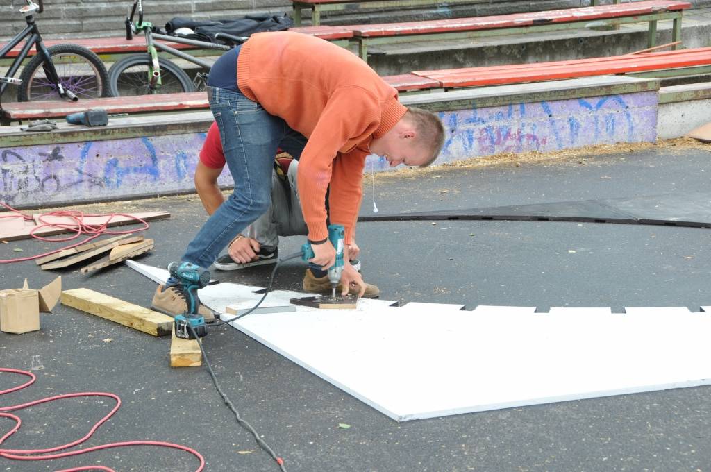 Liepājā finiša taisnē ievirzījušies darbi skeitparka laukuma atjaunošanā Jūrmalas parkā.

Sākusies rampu uzstādīšana, tās tiks nodrošinātas ar ventilācijas kanāliem, kā rezultātā tās skeitparkā varēs atrasties arī rudenī un ziemā. Plānots,...
Autors: ReKurZeme, portāls