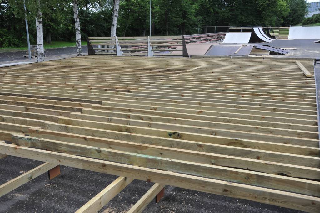 Liepājā finiša taisnē ievirzījušies darbi skeitparka laukuma atjaunošanā Jūrmalas parkā.

Sākusies rampu uzstādīšana, tās tiks nodrošinātas ar ventilācijas kanāliem, kā rezultātā tās skeitparkā varēs atrasties arī rudenī un ziemā. Plānots,...
Autors: ReKurZeme, portāls