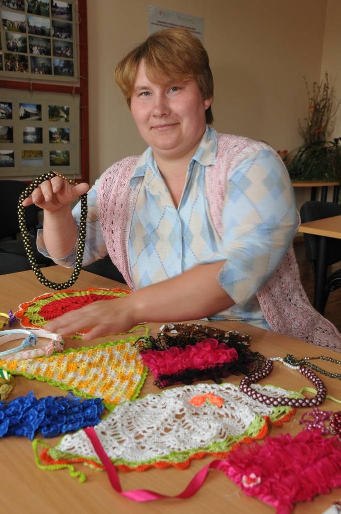 Kazdandzniece Sandra Krūmiņa aizrāvusies ar rokdarbiem pati, un ierāda šo māku arī citiem. Galerijā skatāmi viņas pašas, kā arī lielu un mazu kazdandznieku rokdarbi. Par Sandru lasiet šonedēļ laikrakstā “Kursas Laiks”.
Autors: ReKurZeme, portāls
