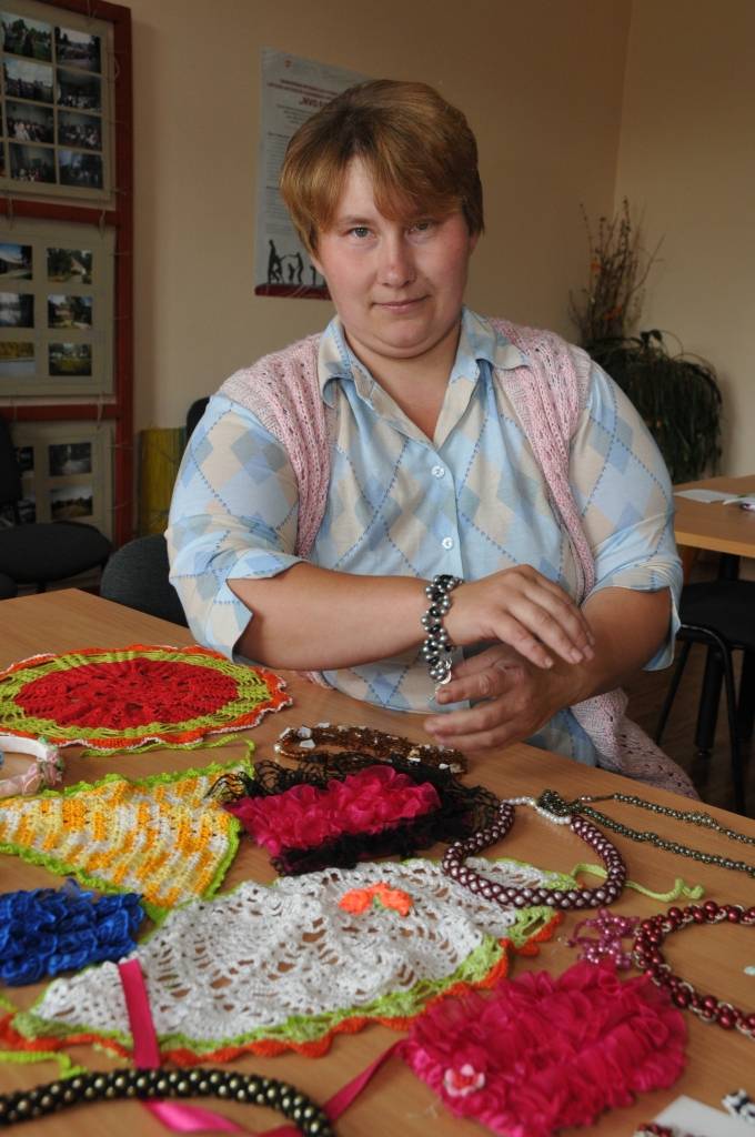 Kazdandzniece Sandra Krūmiņa aizrāvusies ar rokdarbiem pati, un ierāda šo māku arī citiem. Galerijā skatāmi viņas pašas, kā arī lielu un mazu kazdandznieku rokdarbi. Par Sandru lasiet šonedēļ laikrakstā “Kursas Laiks”.
Autors: ReKurZeme, portāls