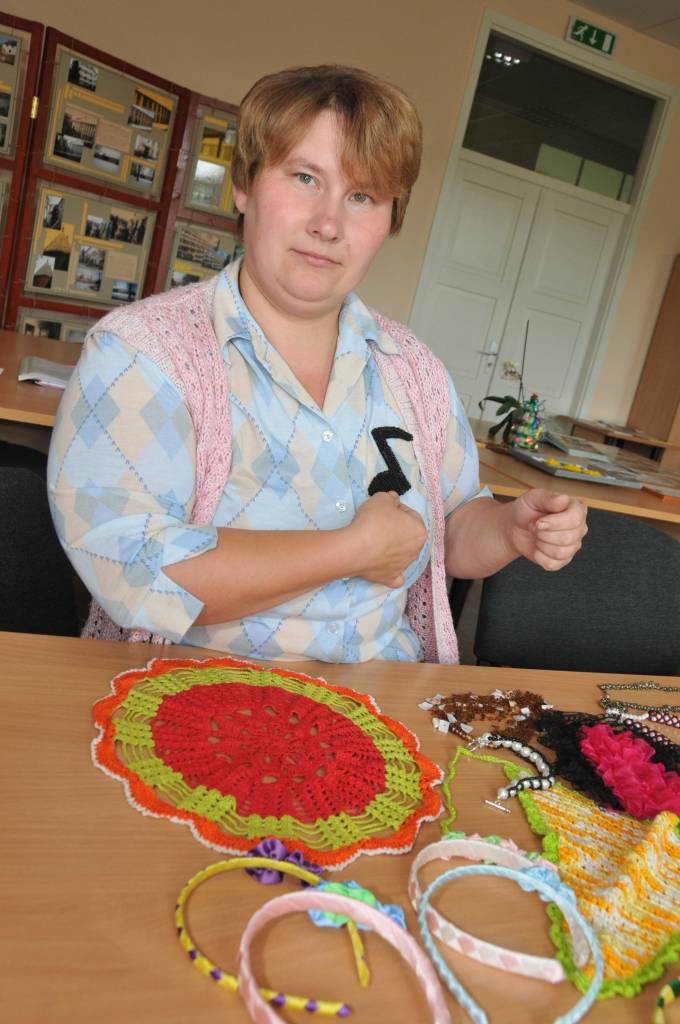 Kazdandzniece Sandra Krūmiņa aizrāvusies ar rokdarbiem pati, un ierāda šo māku arī citiem. Galerijā skatāmi viņas pašas, kā arī lielu un mazu kazdandznieku rokdarbi. Par Sandru lasiet šonedēļ laikrakstā “Kursas Laiks”.
Autors: ReKurZeme, portāls