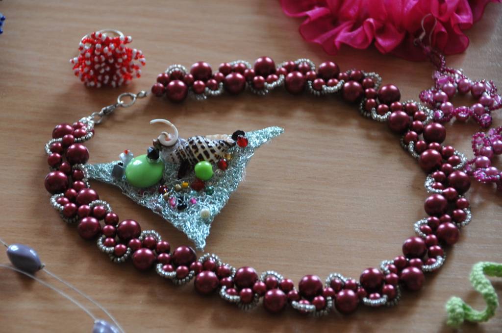 Kazdandzniece Sandra Krūmiņa aizrāvusies ar rokdarbiem pati, un ierāda šo māku arī citiem. Galerijā skatāmi viņas pašas, kā arī lielu un mazu kazdandznieku rokdarbi. Par Sandru lasiet šonedēļ laikrakstā “Kursas Laiks”.
Autors: ReKurZeme, portāls