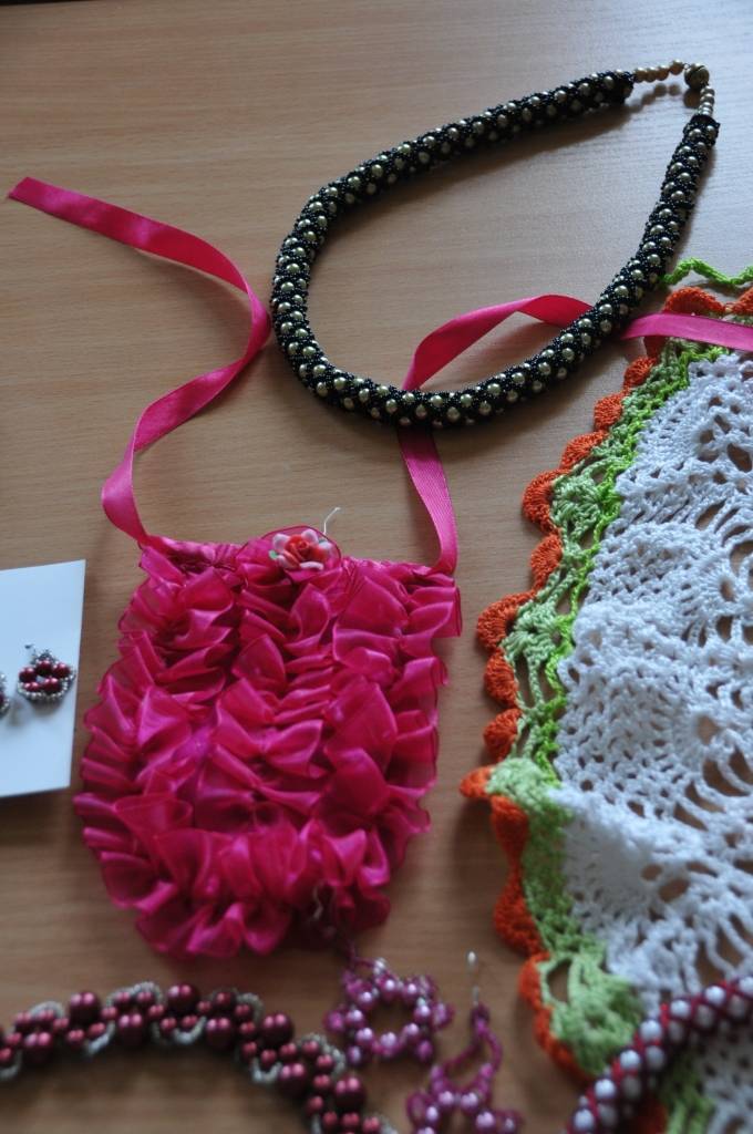 Kazdandzniece Sandra Krūmiņa aizrāvusies ar rokdarbiem pati, un ierāda šo māku arī citiem. Galerijā skatāmi viņas pašas, kā arī lielu un mazu kazdandznieku rokdarbi. Par Sandru lasiet šonedēļ laikrakstā “Kursas Laiks”.
Autors: ReKurZeme, portāls