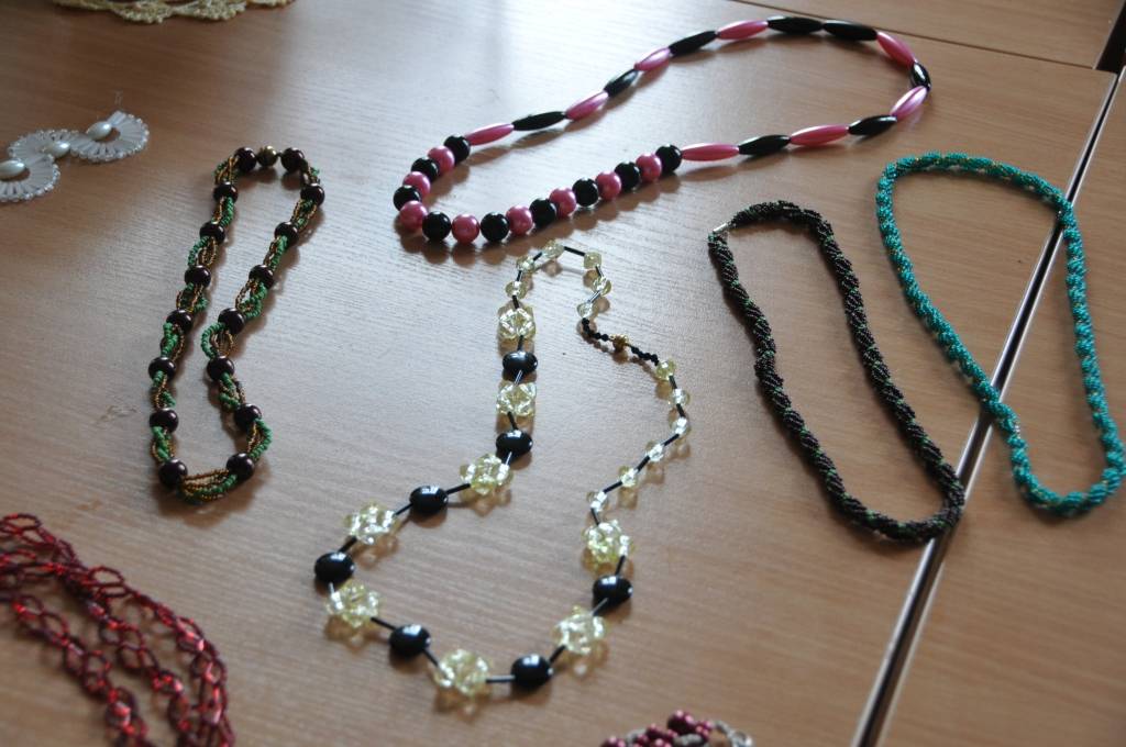 Kazdandzniece Sandra Krūmiņa aizrāvusies ar rokdarbiem pati, un ierāda šo māku arī citiem. Galerijā skatāmi viņas pašas, kā arī lielu un mazu kazdandznieku rokdarbi. Par Sandru lasiet šonedēļ laikrakstā “Kursas Laiks”.
Autors: ReKurZeme, portāls