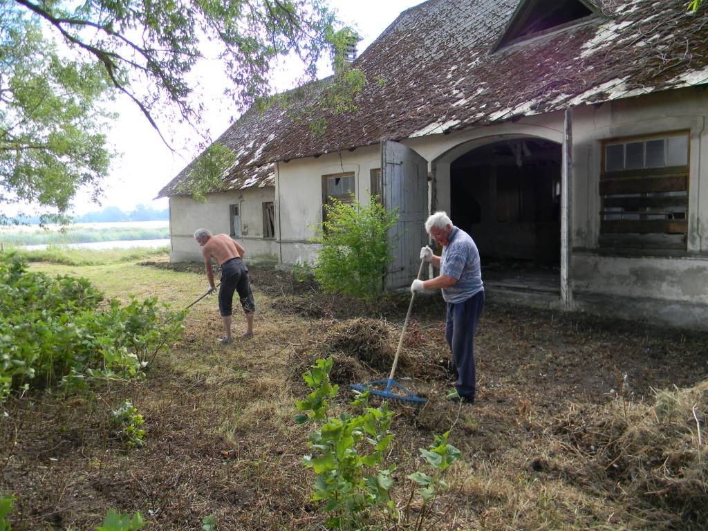 9.augustā pēc Rucavas novada domes un palīgu iniciatīvas tika organizēta „Dzintarvēju” sakopšanas talka. Talkas galvenais mērķis – sakopt pašvaldībai piederošo īpašumu „Dzintarvēji”. Talkā piedalījās apmēram 30 dalībnieki.

Projekta mērķis...
Autors: ReKurZeme, portāls