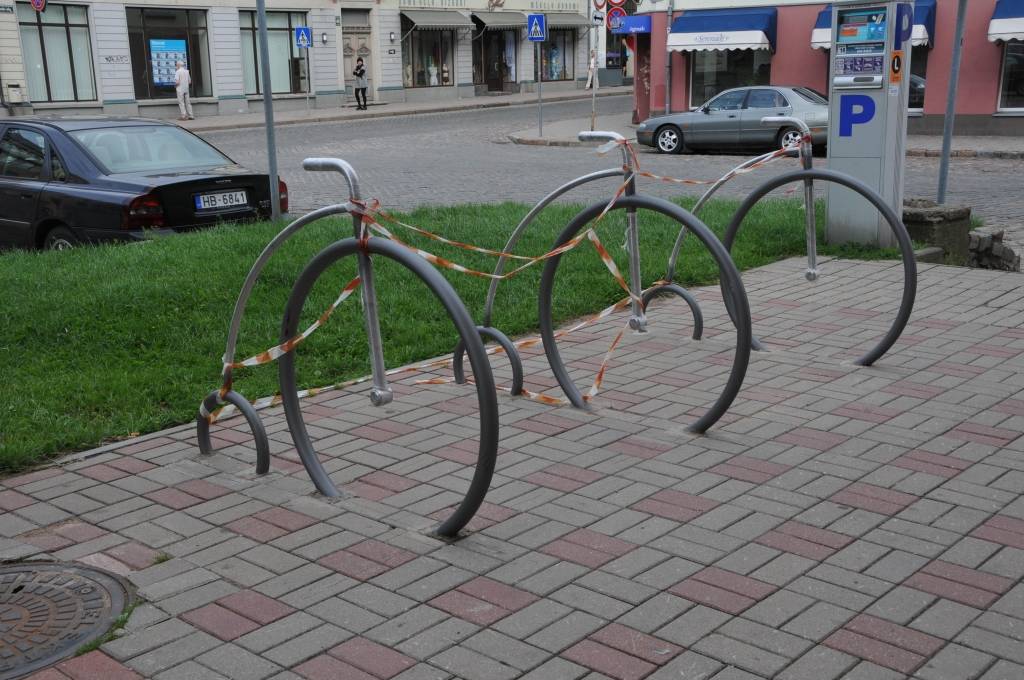 Šovasar pilsētā uzstādītas jaunas, īpaša dizaina velonovietnes, kuru idejas autors ir mākslinieks Reinis Kuncītis. Velonovietnes, kas veidotas kā velosipēda priekšējā daļa – ar stūri, riteni un citām detaļām, ir aizsargātas ar...
Autors: ReKurZeme, portāls