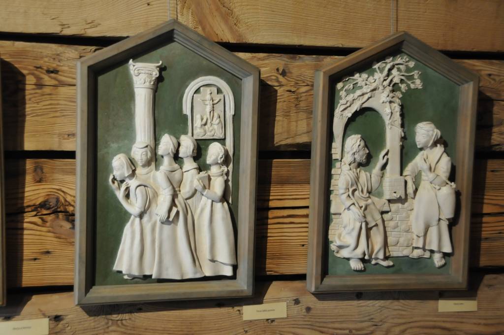 12. septembrī mākslas galerijā "Promenade" tika atklāta Vijas Bernātes personālizstāde "Trausli".

Vija Bernāte darbus izstrādā savdabīgā tehnikā, proti, talkā tiek likts māls un skalpelis, un kā minējis mākslinieks Aldis Kļaviņš, tad Vija...
Autors: ReKurZeme, portāls