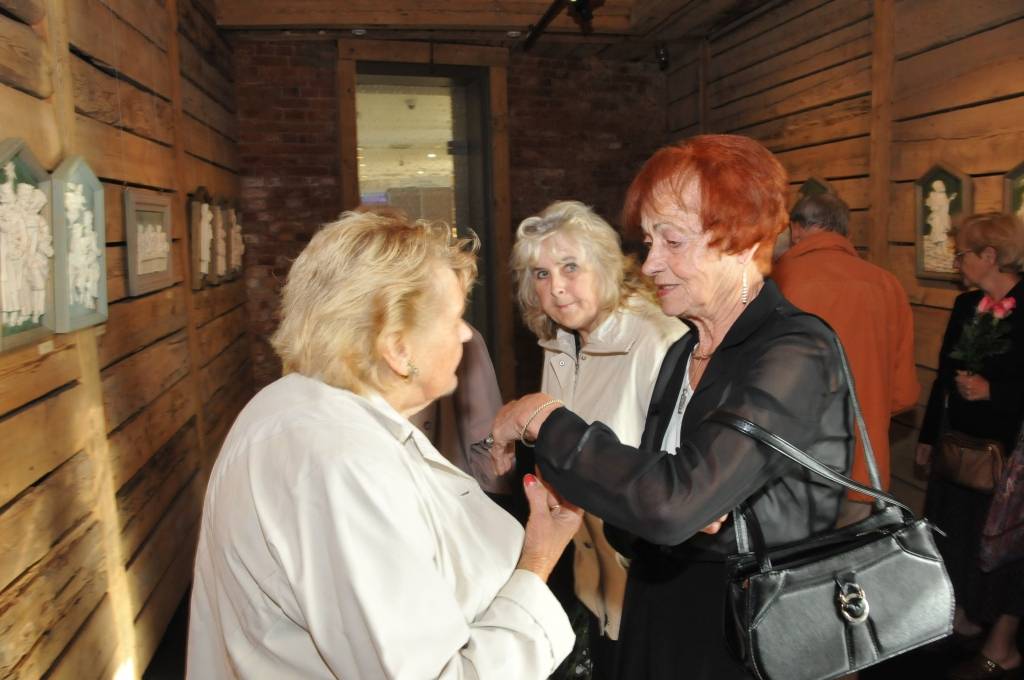 12. septembrī mākslas galerijā "Promenade" tika atklāta Vijas Bernātes personālizstāde "Trausli".

Vija Bernāte darbus izstrādā savdabīgā tehnikā, proti, talkā tiek likts māls un skalpelis, un kā minējis mākslinieks Aldis Kļaviņš, tad Vija...
Autors: ReKurZeme, portāls