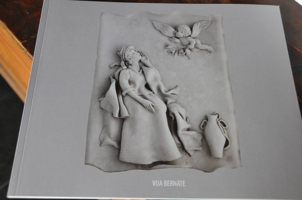 12. septembrī mākslas galerijā "Promenade" tika atklāta Vijas Bernātes personālizstāde "Trausli".

Vija Bernāte darbus izstrādā savdabīgā tehnikā, proti, talkā tiek likts māls un skalpelis, un kā minējis mākslinieks Aldis Kļaviņš, tad Vija...
Autors: ReKurZeme, portāls