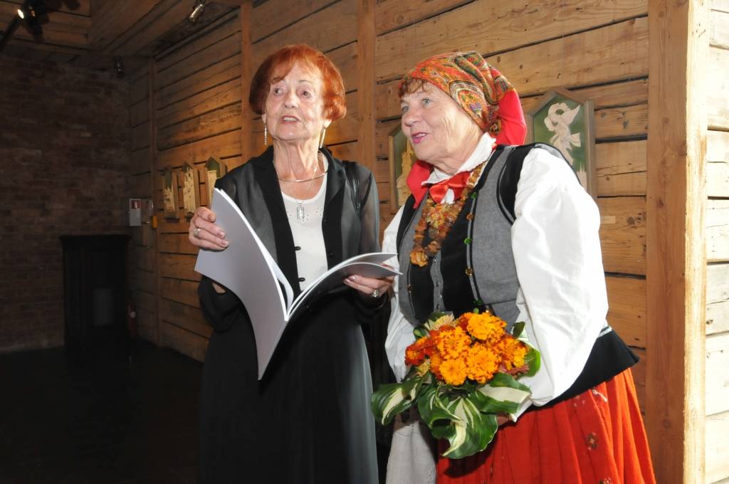 12. septembrī mākslas galerijā "Promenade" tika atklāta Vijas Bernātes personālizstāde "Trausli".

Vija Bernāte darbus izstrādā savdabīgā tehnikā, proti, talkā tiek likts māls un skalpelis, un kā minējis mākslinieks Aldis Kļaviņš, tad Vija...
Autors: ReKurZeme, portāls