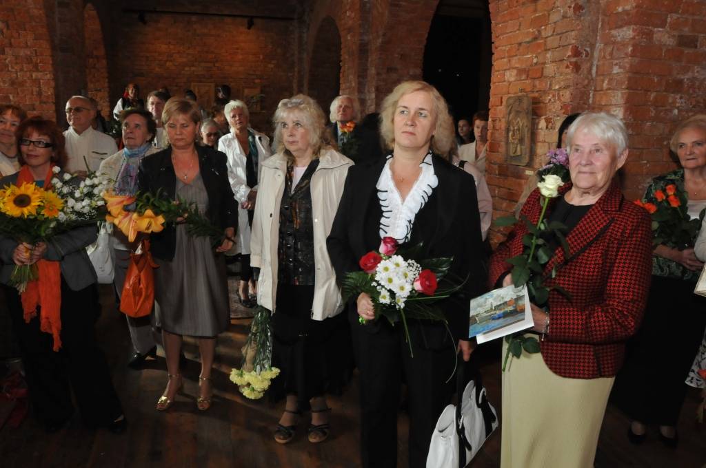 12. septembrī mākslas galerijā "Promenade" tika atklāta Vijas Bernātes personālizstāde "Trausli".

Vija Bernāte darbus izstrādā savdabīgā tehnikā, proti, talkā tiek likts māls un skalpelis, un kā minējis mākslinieks Aldis Kļaviņš, tad Vija...
Autors: ReKurZeme, portāls
